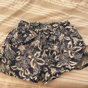 American Eagle Outfitters Blue and White Floral Women's Cargo Shorts